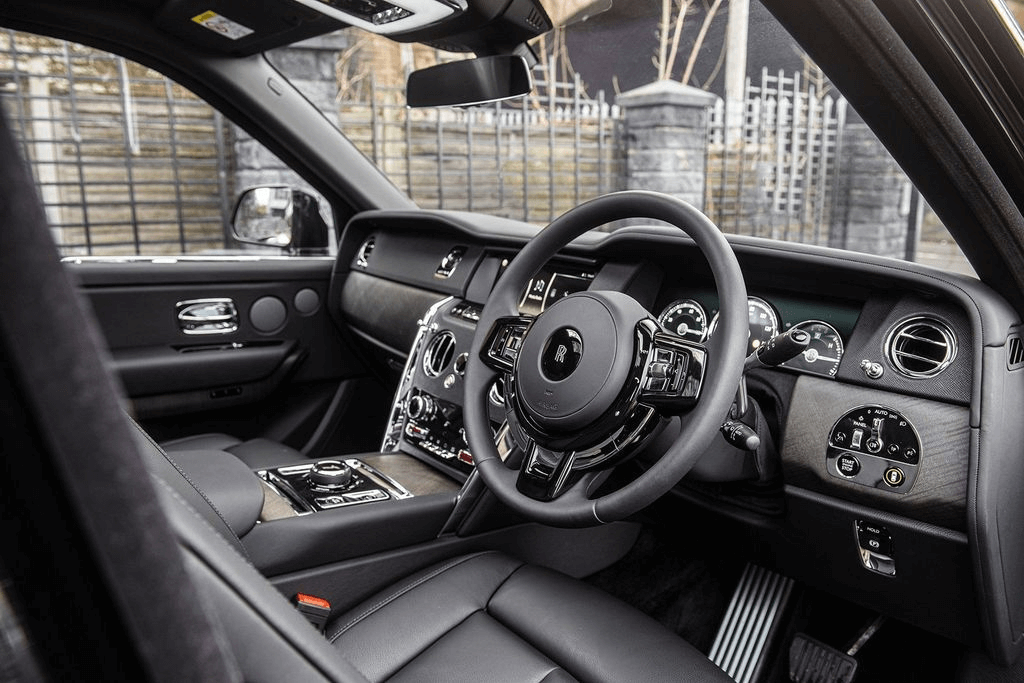 Rolls Royce Cullinan steering wheel