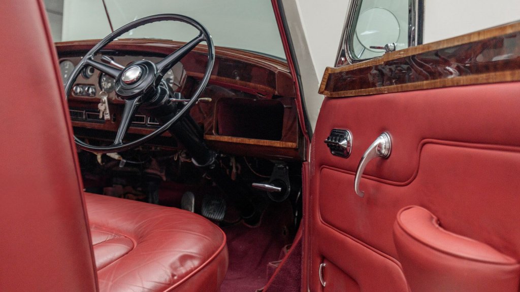 Red interior rolls royce silver cloud 