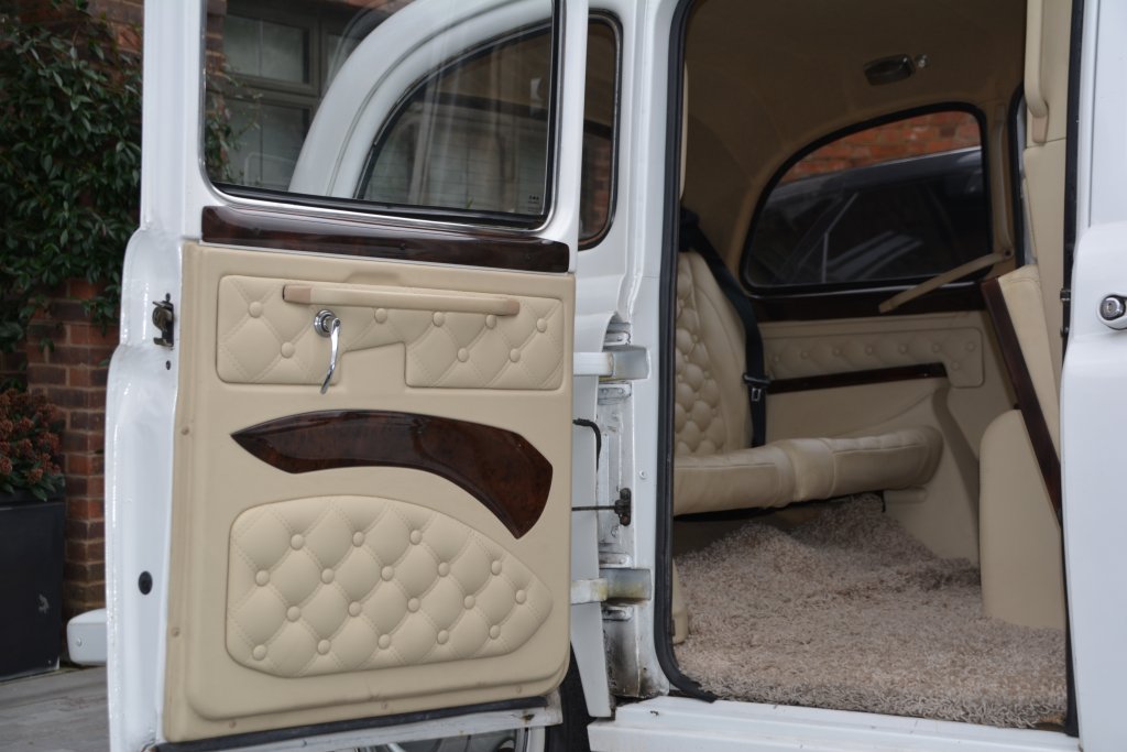 Classic taxi hire for london tours